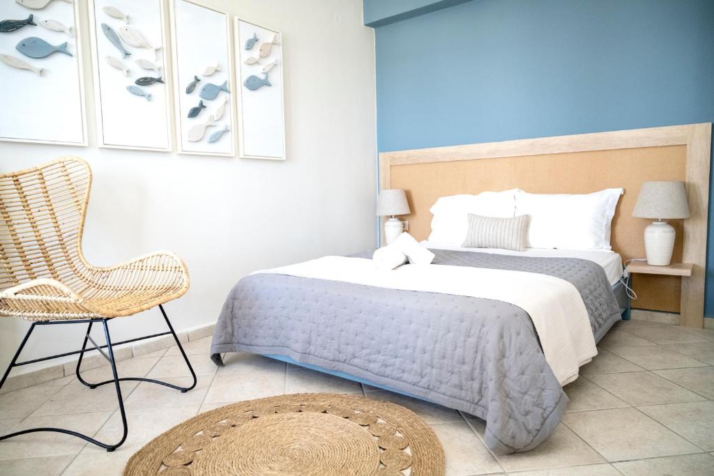 阿佐里姆诺斯Aegean Suite的一间卧室配有一张床和一把椅子