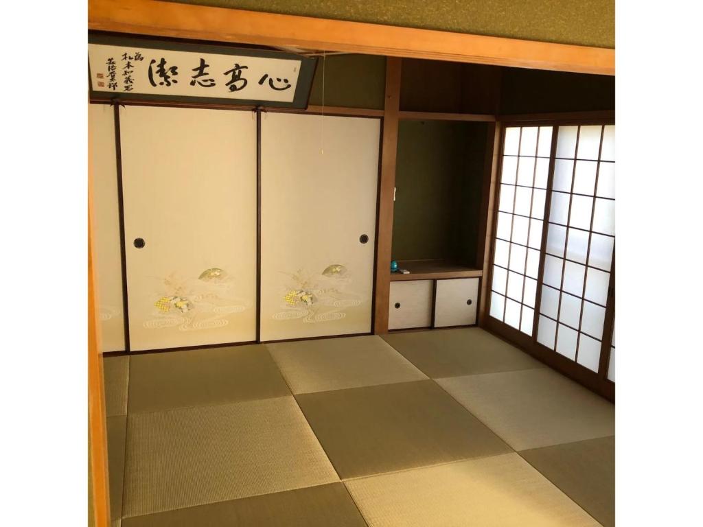 下关Pensione Shimado - Vacation STAY 37564v的一间设有白色门和瓷砖地板的客房