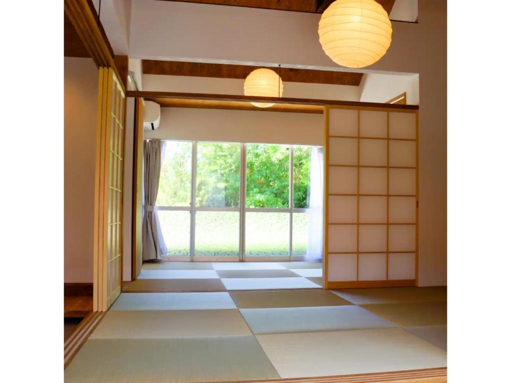 下关Pensione Shimado - Vacation STAY 37555v的客房设有大窗户 和瓷砖地板。