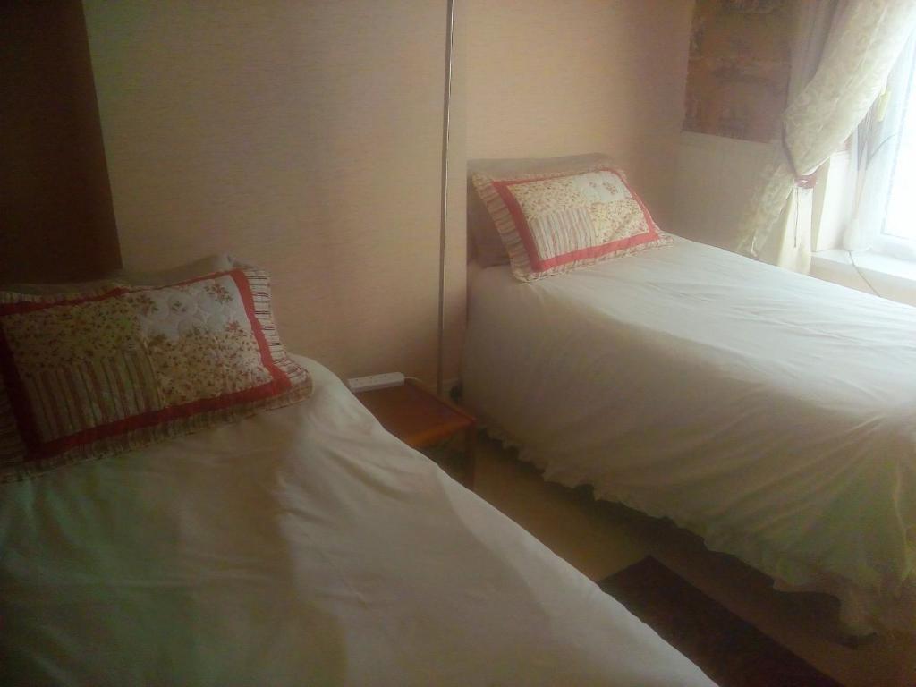 卡迪夫The Principality 2 Singles Bedroom的小型客房 - 带2张床和窗户