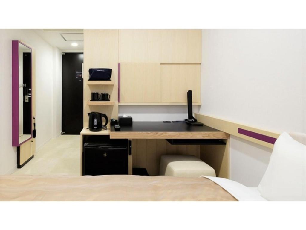 成田Center Hotel Narita 2 R51 - Vacation STAY 43391v的一间客房内配有床和书桌的房间