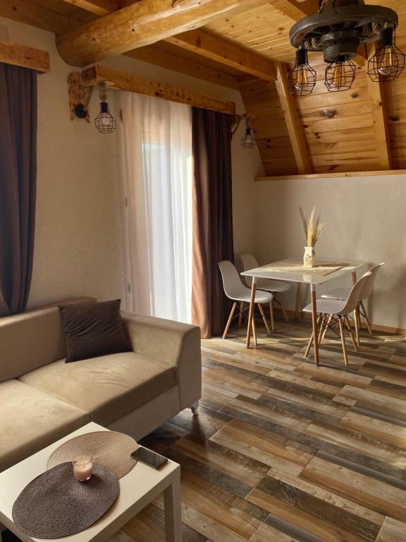 扎布利亚克Cottage Angel的客厅配有沙发和桌子