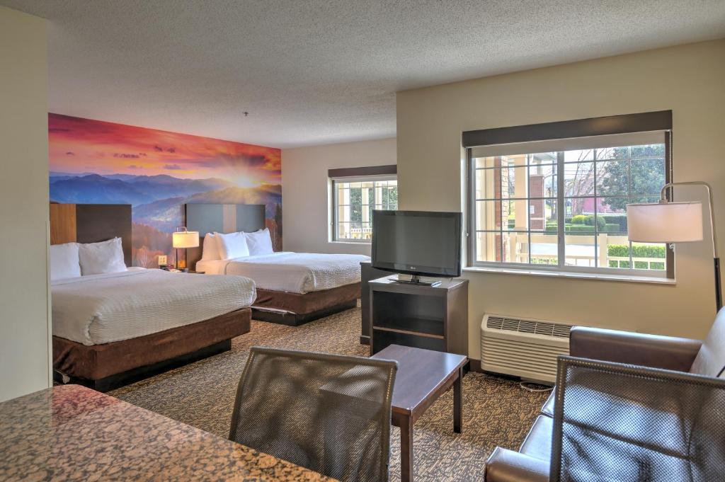鸽子谷LeConte Hotel & Convention Center, Ascend Hotel Collection的酒店客房设有两张床和一台平面电视。