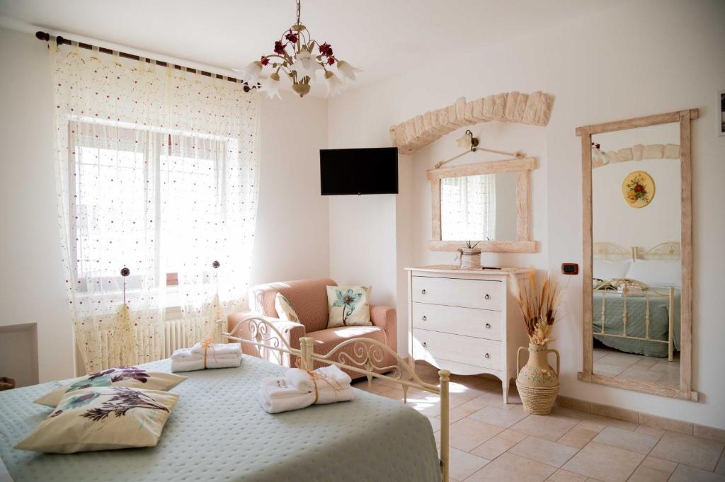 阿尔贝罗贝洛Dimora Aia Piccola的一间卧室配有一张床、一把椅子和一个梳妆台