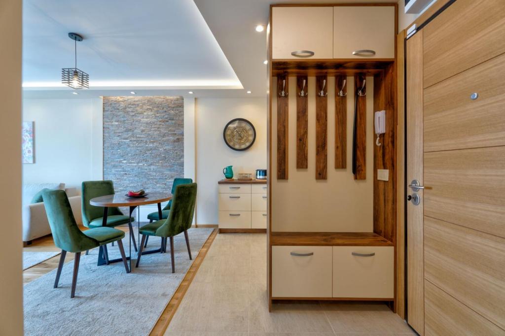 兹拉蒂博尔Apartman 65 Zlatibor的厨房以及带桌椅的用餐室。