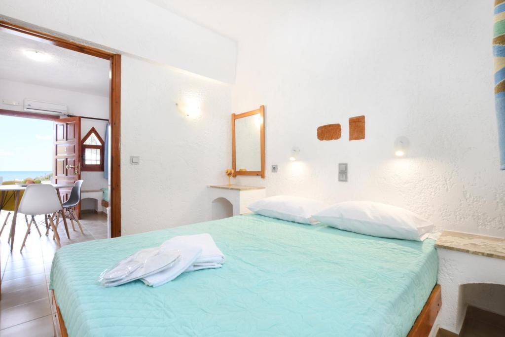 赫索尼索斯Air Brand New Bedrooms的一间卧室配有一张带蓝色床单和镜子的床