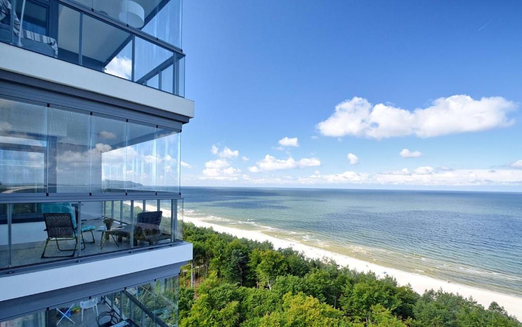 米兹多洛杰Onyx Aquamarina by Baltico Apartament的阳台享有海景。