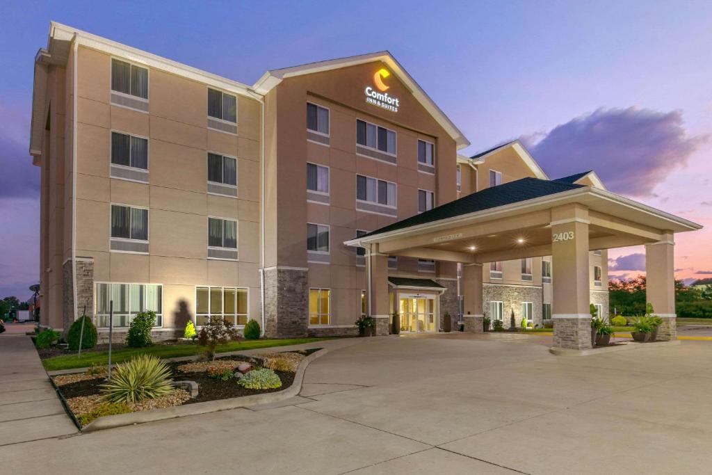 马里恩Comfort Inn & Suites Marion I-57的酒店大楼前方设有凉亭