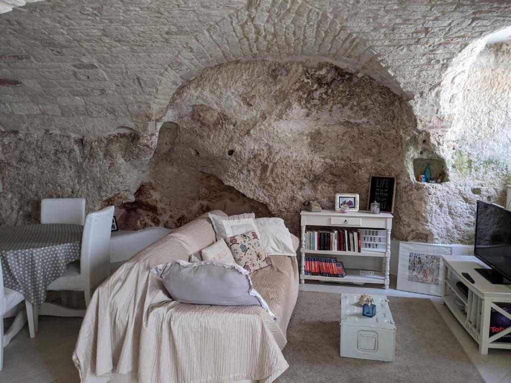 切列梅萨皮卡Casa Chianchizze by BarbarHouse的带沙发和石墙的客厅