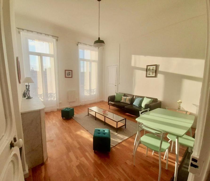 马赛Spacieux et lumineux appartement vue mer Joliette的客厅配有沙发和桌子