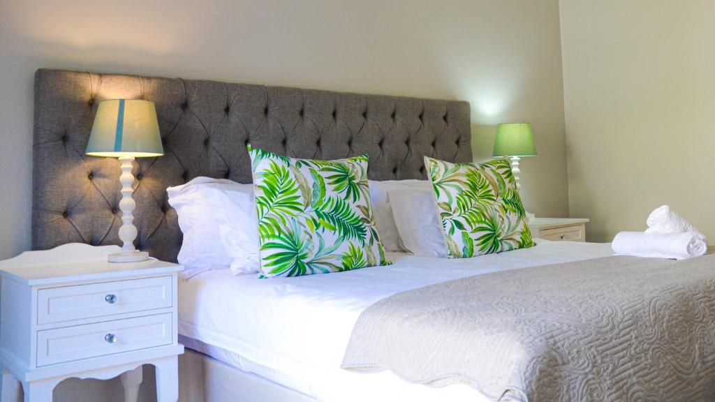 帕尔Olive Tree的一间卧室配有一张带绿色枕头的大床