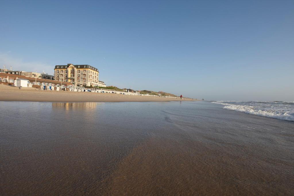 韦斯特兰美丽华酒店的享有海滩、建筑和大海的景色