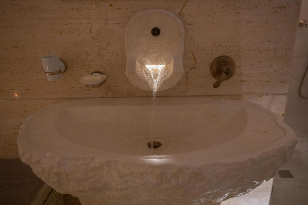 马丁纳弗兰卡La Casetta的浴室设有水槽,水从水中流出来