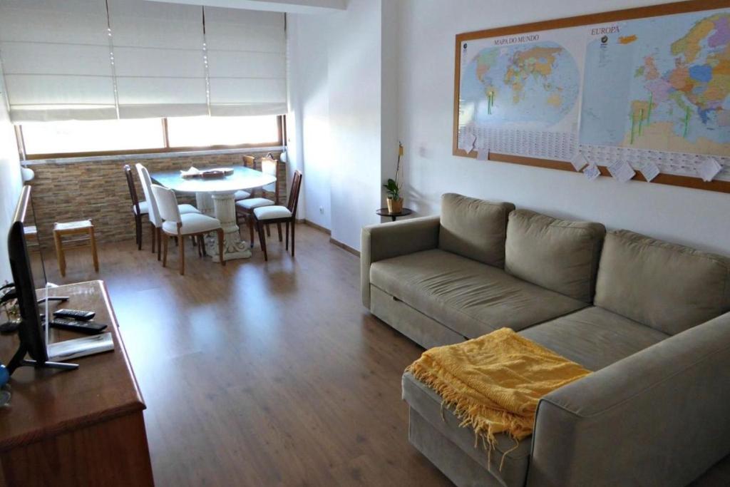 洛里什Be Local - Apartment with 2 bedrooms in Infantado in Loures的客厅配有沙发和桌子