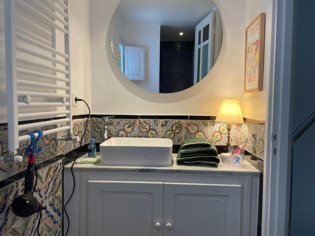西迪·布·赛义德Chez ADAC的一间带水槽和镜子的浴室