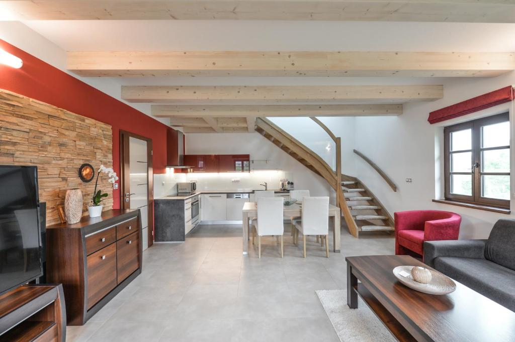 特热邦纳瑟尼寇公寓的一间带厨房和楼梯的客厅