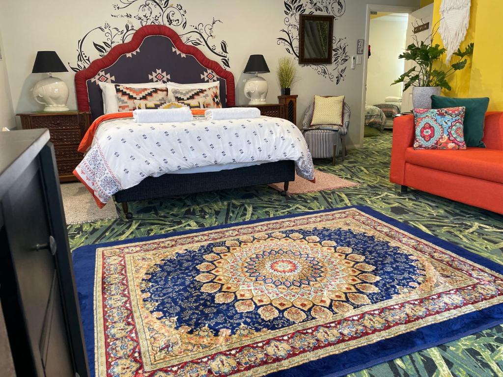 莫斯谷Highlands Riad的一间卧室配有一张大床和地毯。