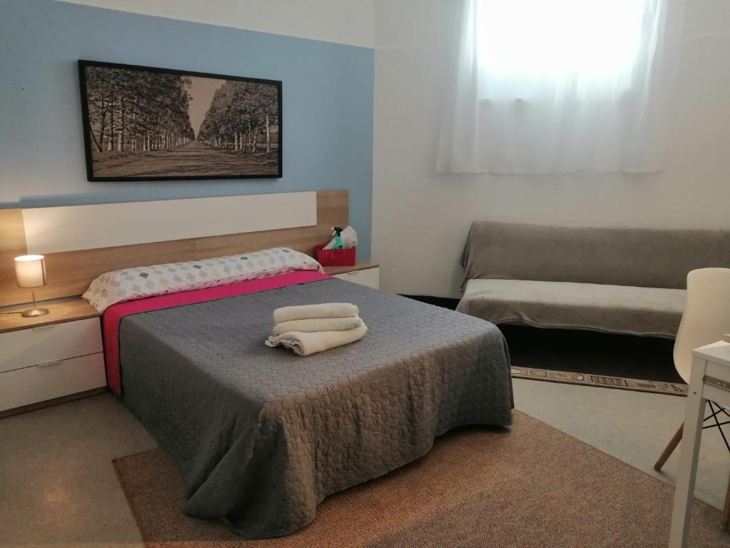 桑坦德Good morning RH Santander - Hostel的一间卧室配有一张床,上面有两条毛巾