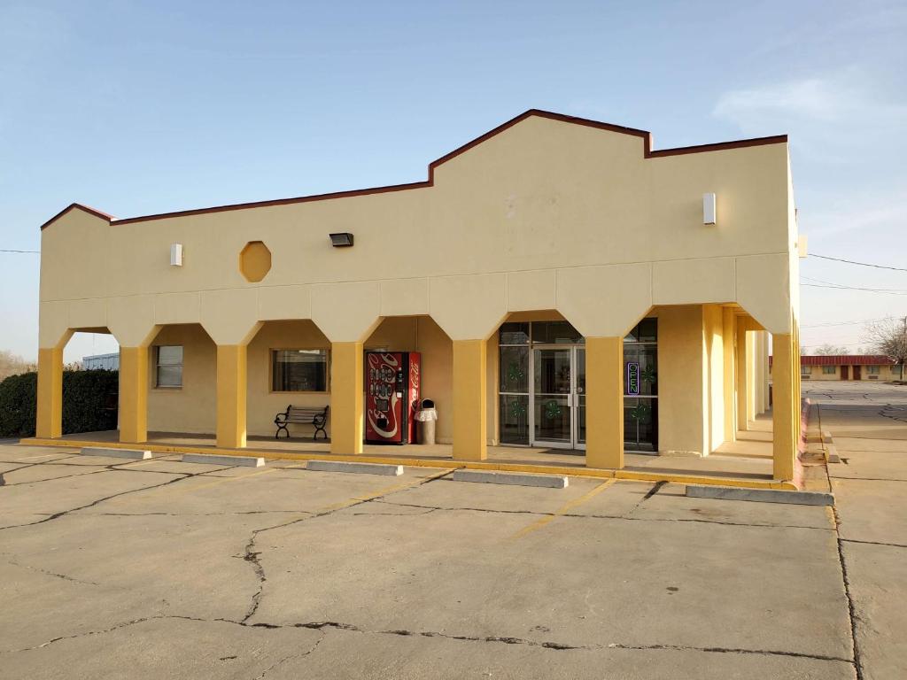 沙姆罗克Motel 6 Shamrock TX的大楼前的一个空停车位