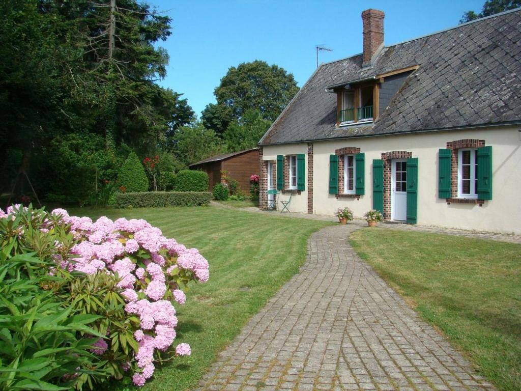 Gîte Dampierre-Sous-Brou, 4 pièces, 6 personnes - FR-1-581-19的白色的房子,有绿色百叶窗和粉红色的鲜花