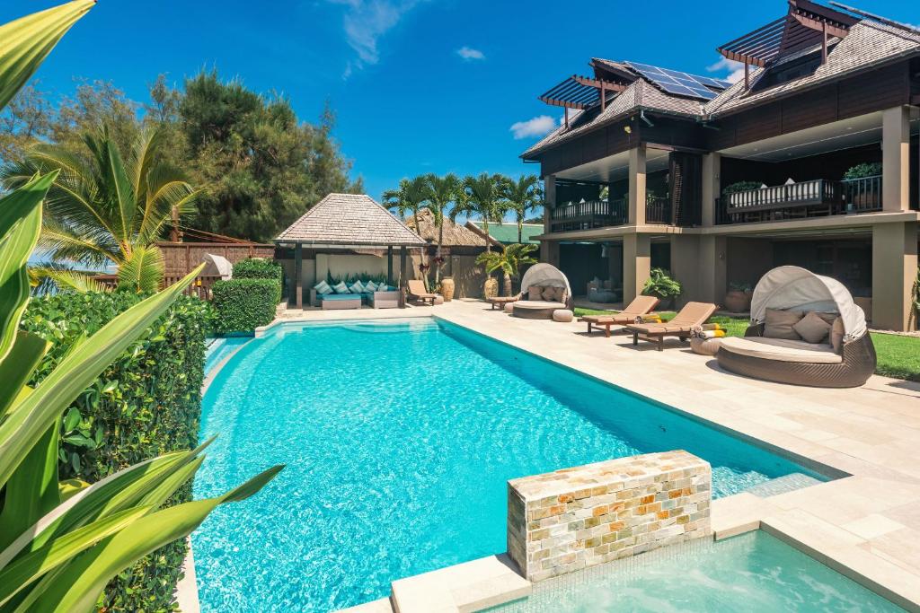 拉罗汤加泰瓦卡罗阿别墅酒店的一座房子后院的游泳池