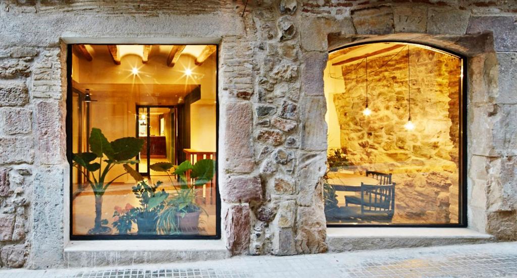 法尔塞特莲花贝利奥拉特酒店及餐厅的石墙建筑的窗户