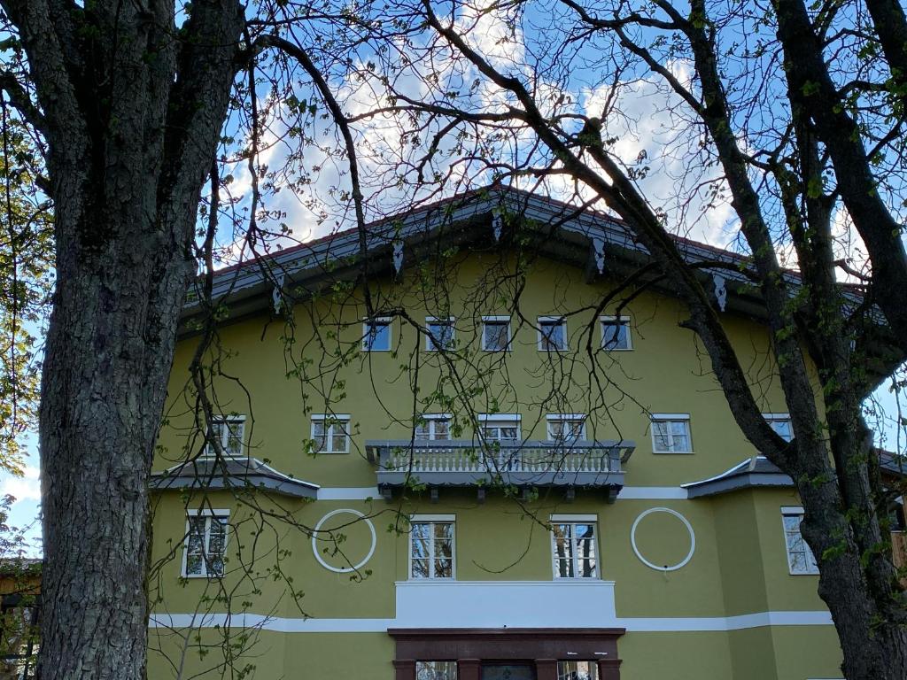 KünzingVilla Quintana的黄色的建筑,旁边设有阳台