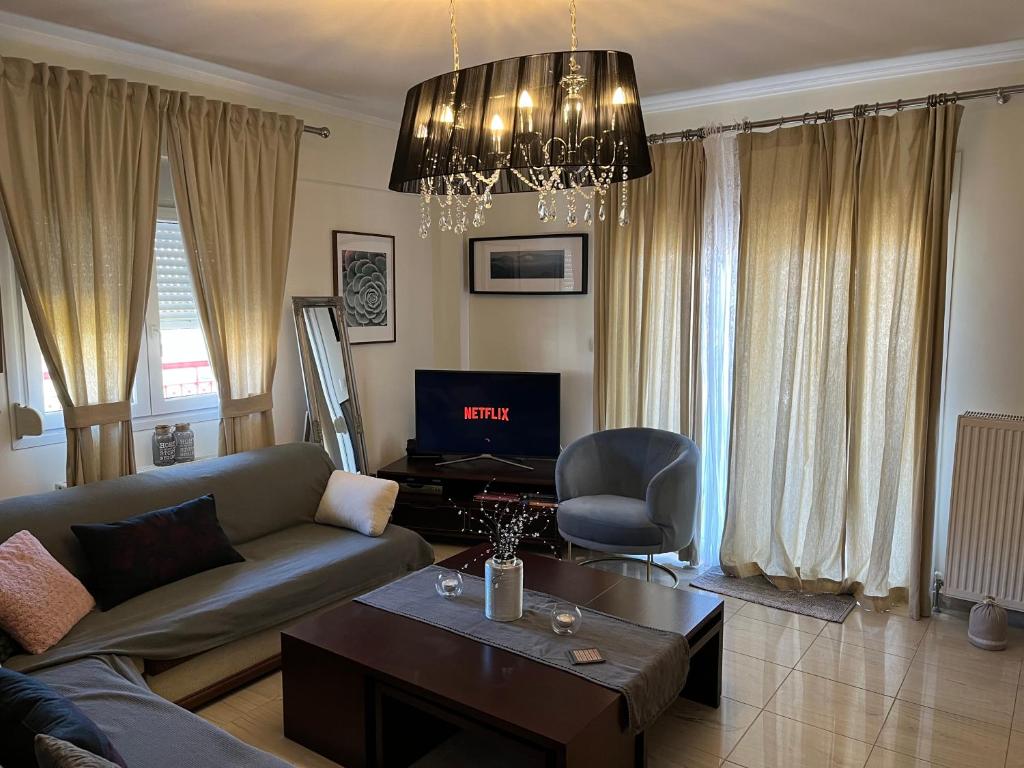 PaliókastronApartament in Thessaloniki的客厅配有沙发和桌子