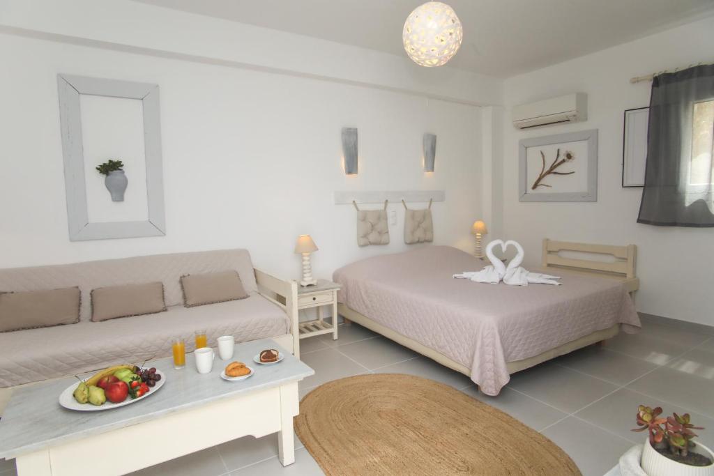 帕罗奇亚迪普罗斯一室公寓酒店的一间卧室配有一张床和一张带果盘的桌子