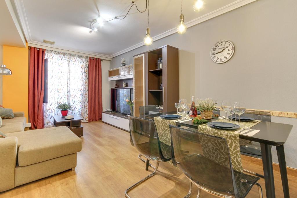 萨拉曼卡Central Salamanca Apartment的客厅设有餐桌和椅子