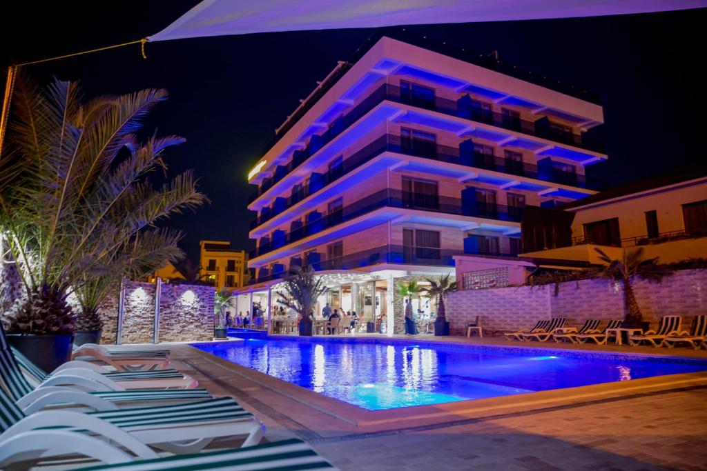 北马马亚-讷沃达里Almar Luxury的夜间设有游泳池的酒店