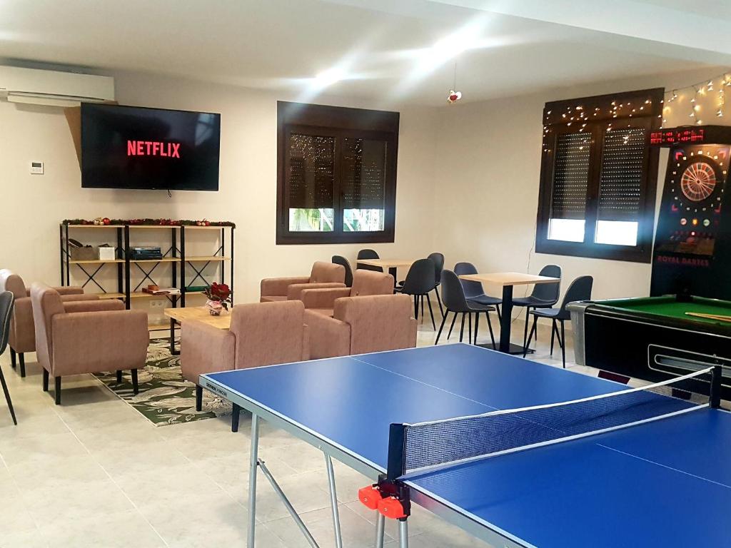 蓬特亚雷亚斯O Eido de Celia的游戏室设有乒乓球桌和台球桌