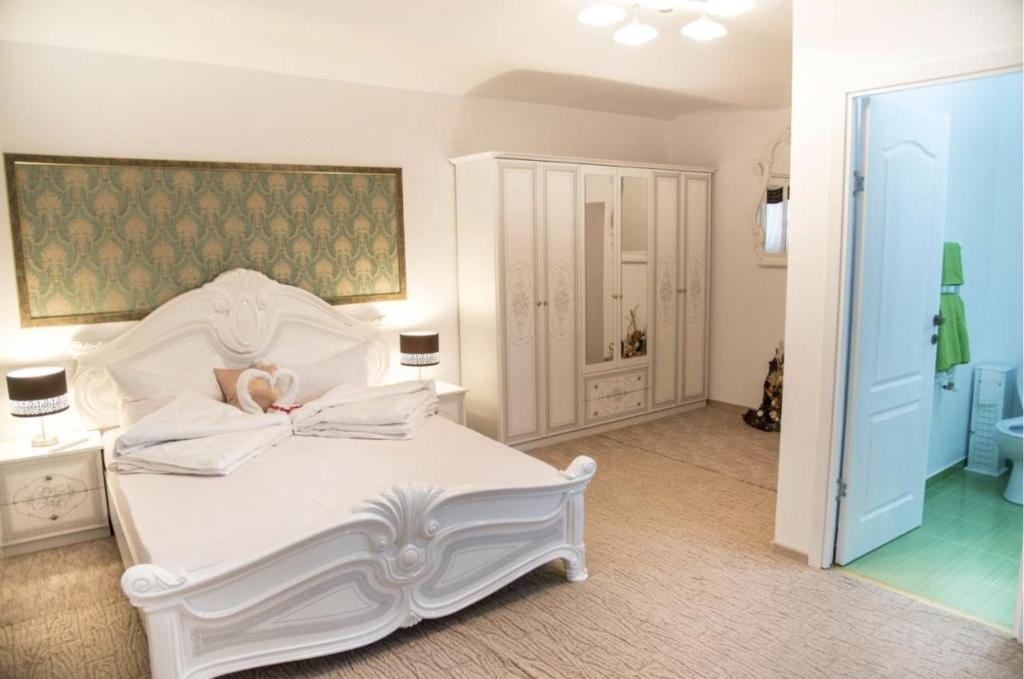 锡比乌Wall St House的白色卧室配有一张带枕头的大白色床
