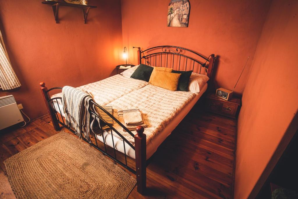 捷克克鲁姆洛夫佩西恩赛特卡卡酒店的一间卧室配有橙色墙壁的床