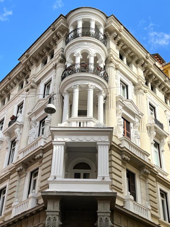 罗马勒佩缇特酒店的一座大型白色建筑,上面设有阳台