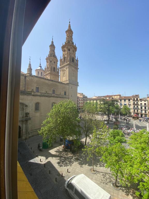 洛格罗尼奥Plaza Mercado的从火车窗户欣赏城市美景