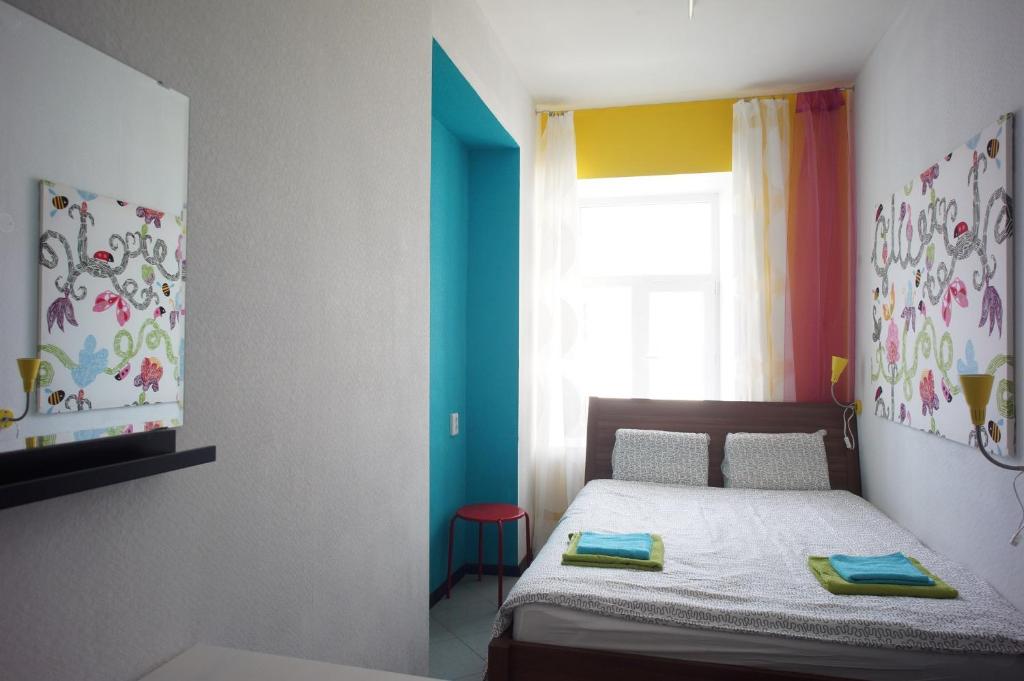 圣彼得堡Vitamin Rooms的一间小卧室,配有床和窗户