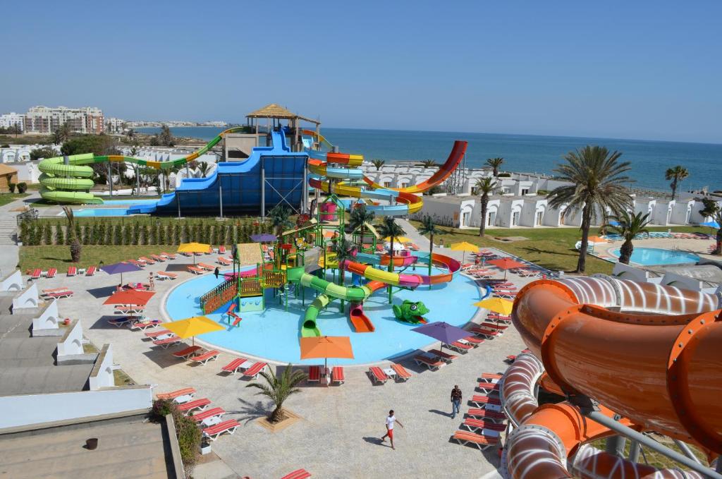 苏塞Thalassa Sousse resort & aquapark Family and couple only的水上公园空中景观及水滑梯