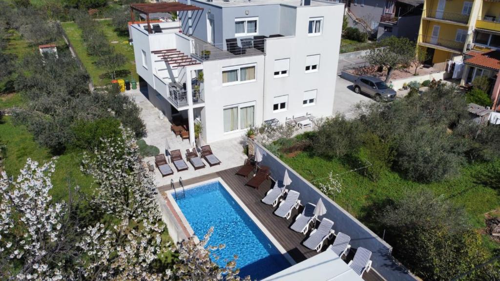 扎达尔Sobe Dragić的享有带游泳池的房屋的空中景致