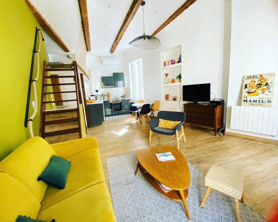 马赛Vaste loft plein de charme au cœur de Marseille的客厅配有黄色的沙发和桌子