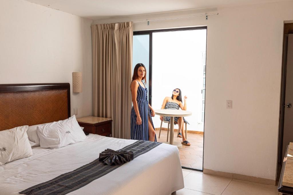 梅里达玛丽亚何塞酒店的一位妇女站在酒店带床的房间