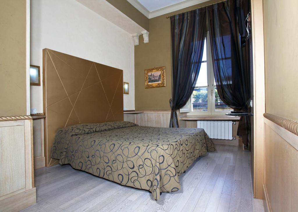 罗马那蒂兹美洲酒店的一间卧室设有一张床和一个窗口