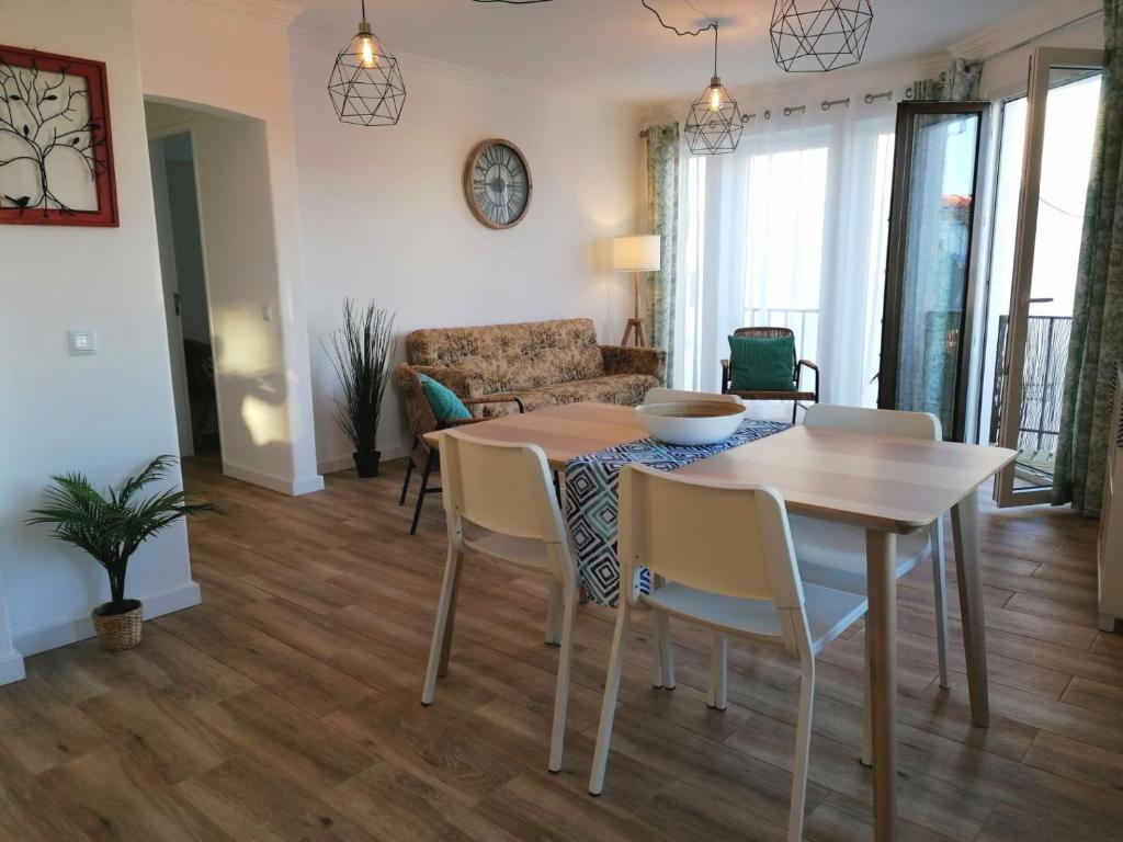 米尔芳提斯城Apartamento Vilamar的用餐室以及带桌椅的起居室。