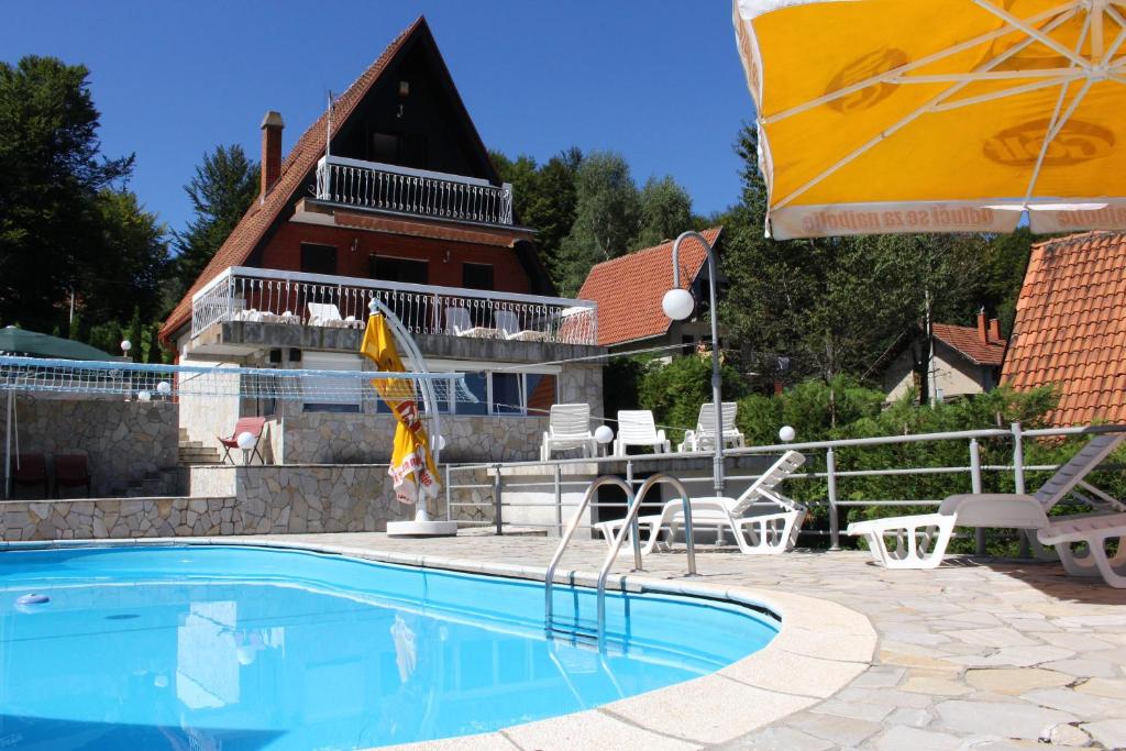 Chalet Horizont Goč内部或周边的泳池