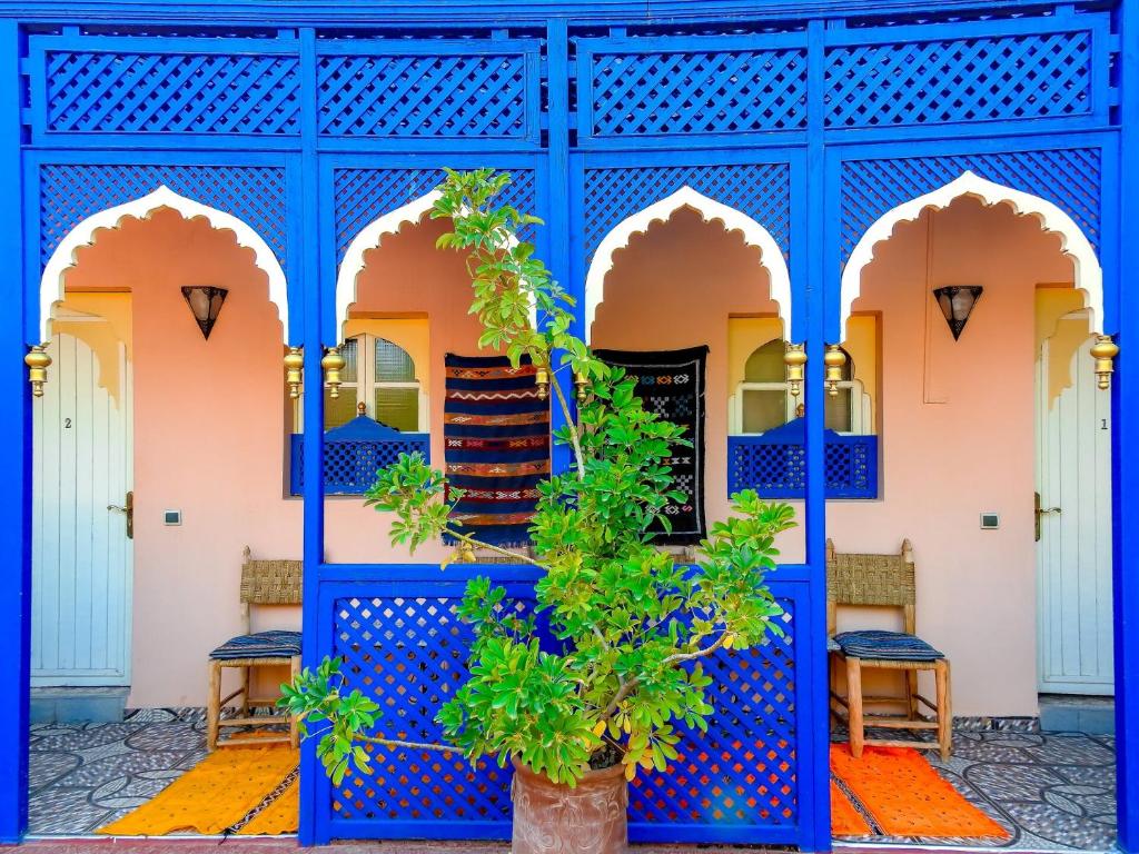马拉喀什Le Bleu House的蓝色的建筑,庭院里设有楼梯