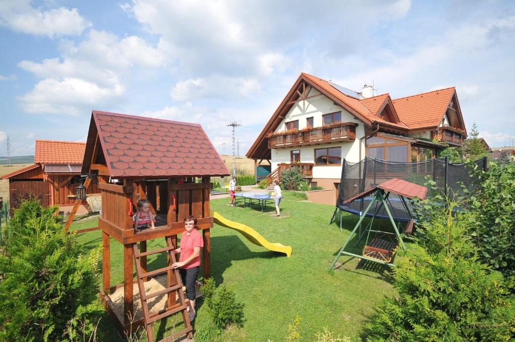 ArnutovcePenzion Úsmev的庭院内带游乐场的房子