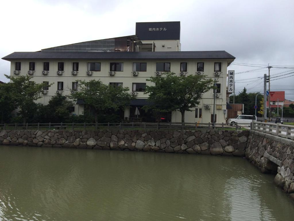 唐津庄内酒店的水体旁的建筑物