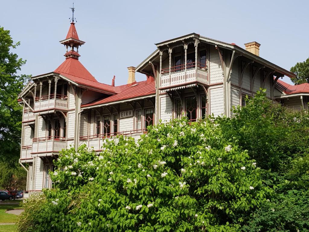 尤城Villa Eira vandrarhem的红色屋顶的老式房子