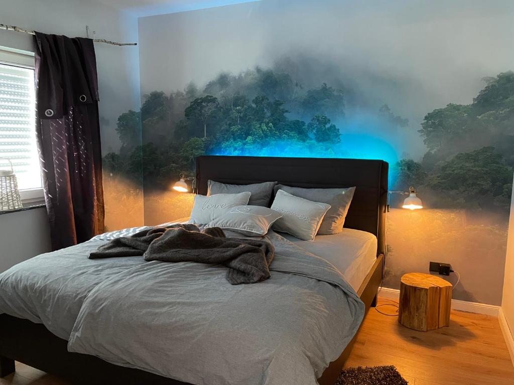 纳尔巴赫Ferienwohnung Piesbach的一间卧室配有一张蓝色灯床