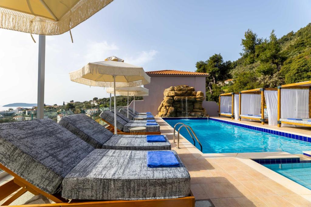 梅加利阿莫斯Skiathos Avaton Suites & Villas, Philian Hotels and Resorts的一座带游泳池和度假村的别墅